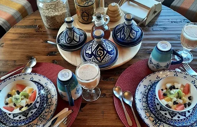 Table dressée avec vaisselle marocaine et petit déjeuner