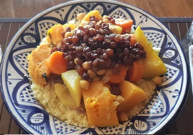 Souper marocain servi dans une assiette décorée