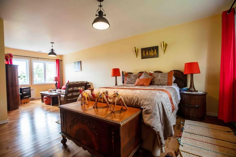 Suite Atlas avec lit Queen et mobilier en bois
