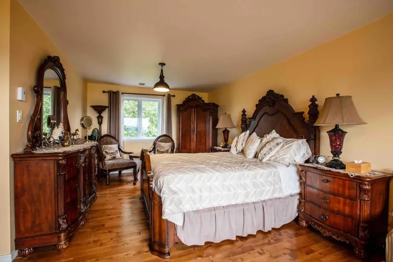 Suite Panorama avec lit Queen et mobilier classique en bois