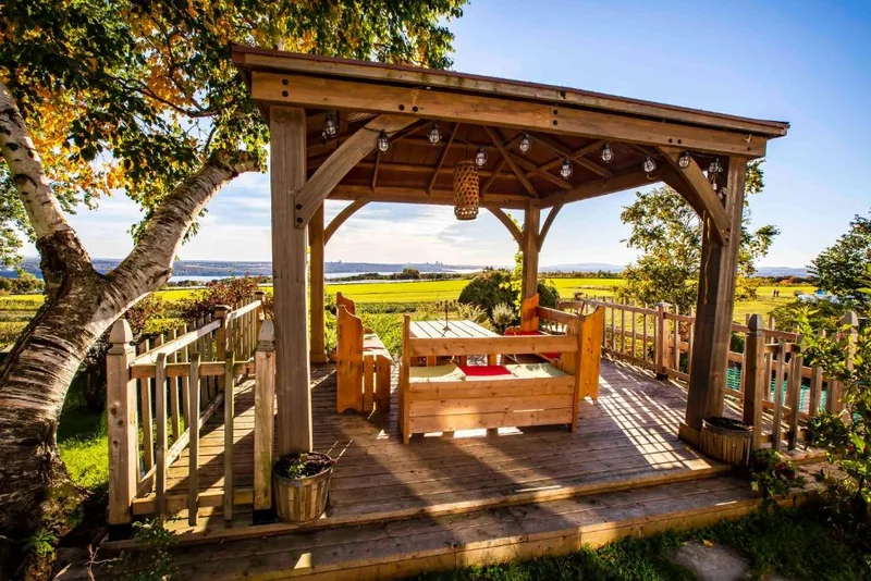 Terrasse couverte en bois avec vue sur les paysages de l’île